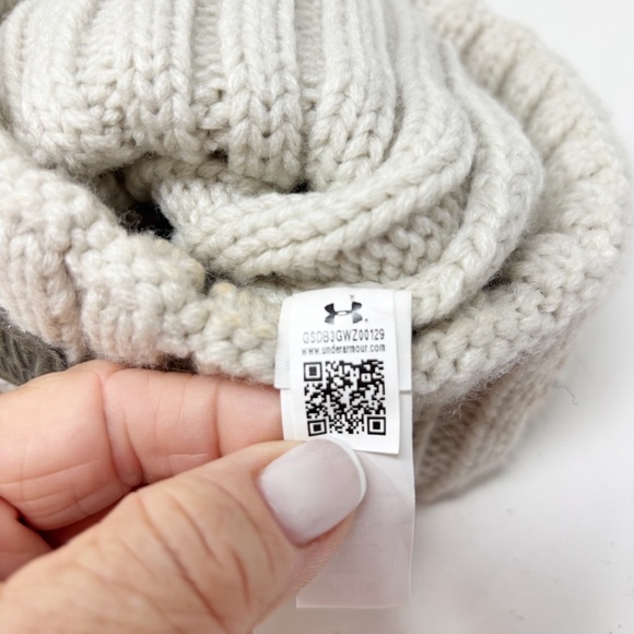 UNDER ARMOUR Women’s Beige Gray Pom Pom Beanie Logo Ribbed Knit Faux Fur OS - Picture 5 of 7